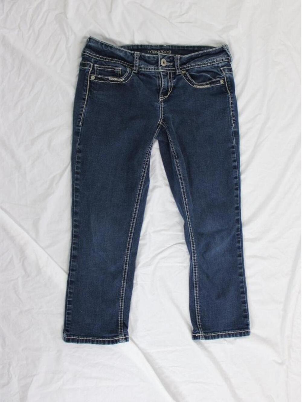 Maurices low rise denim Capri jeans with white contrast stitching. Size: 3/4